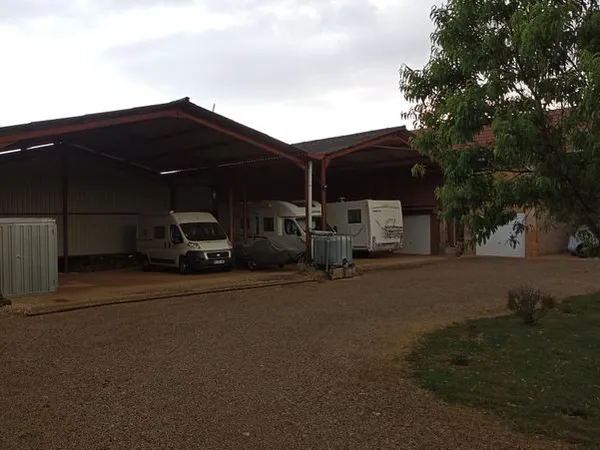 Emplacement sous hangar à laramiere 46260