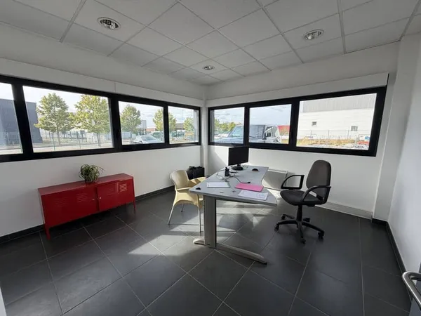 Local 700 m²
