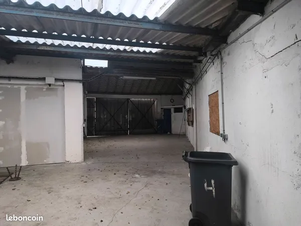 Hangar de 200 m² pour dépôt ou stockage