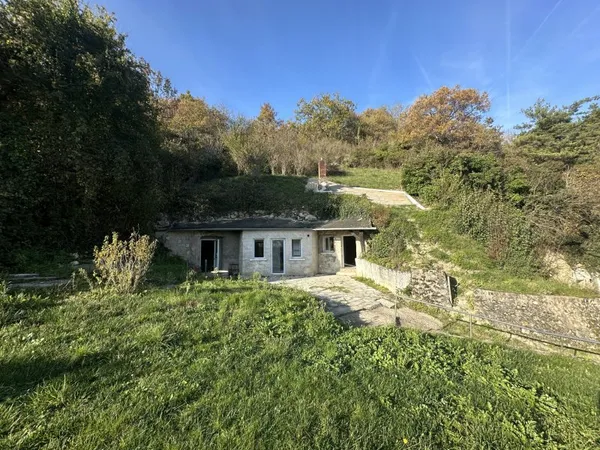 Habitation troglodytique à rénover de 100 m2 + dépendances a