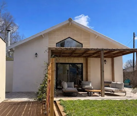 Maison 200 m2 + studio, piscine, adossée à la forêt