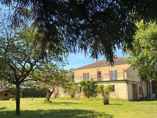 Maison individuelle avec grand jardin clôt