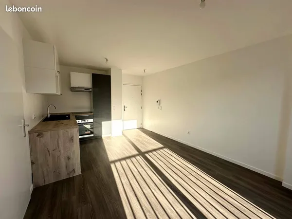 Appartement 2 pièces 37 m² - Récent 2023 - Dernier étage avec parking - Gare RER E à 2 min
