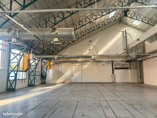 Atelier lumineux et bureaux rénovés au coeur du parc Techn'hom
