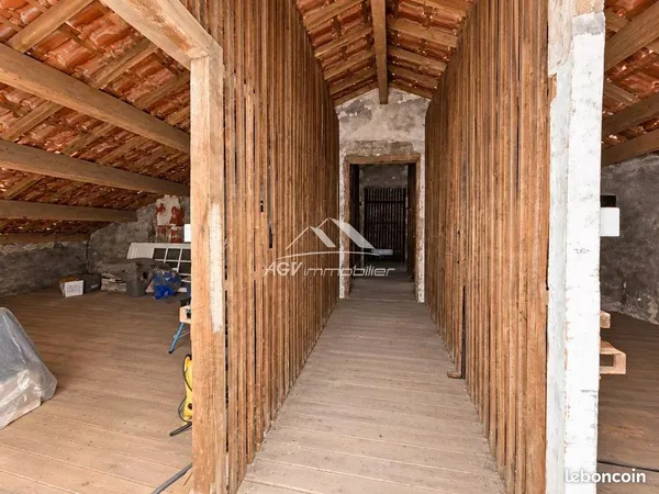 Parking/box 8 pièces 150 m²