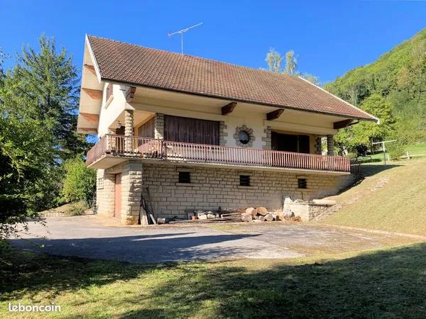 Belle maison avec vue dégagée sur terrain de 1 795 m² - Secteur Lons-le-Saunier
