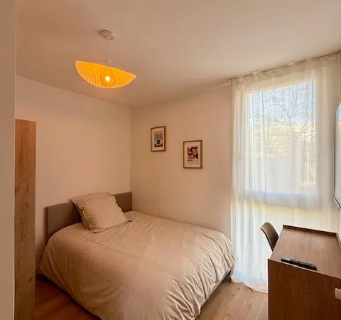 Cocon moderne et sécurisé : Chambre climatisée avec salle d'eau privative, TV et parking libre. Colo