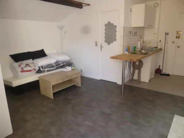 Appartement studio loué meublé de 23 m2 à Carrières sous Poissy au prix de 600 euros C.C. par mois