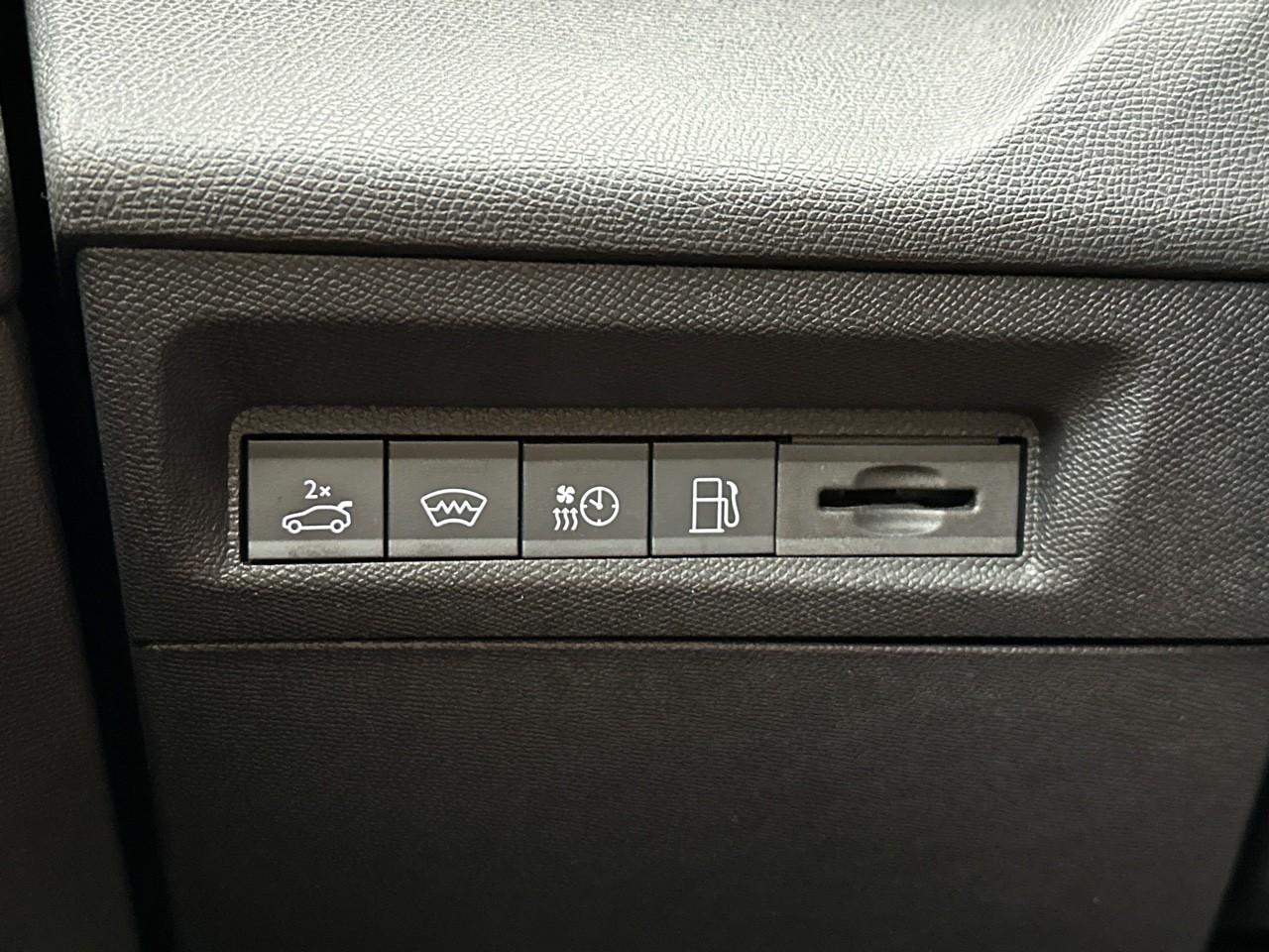 Peugeot 408 phev 225 e-eat8 gt — photo 17