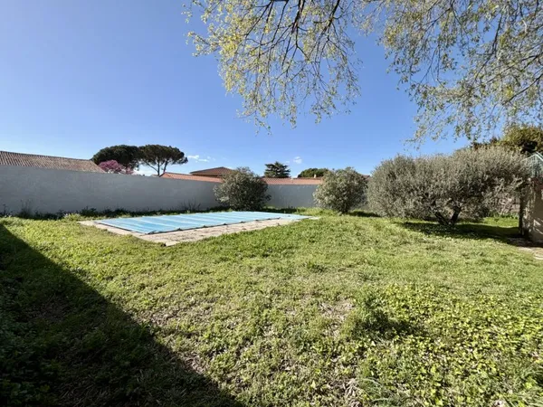 En Exclusivité - Vergèze - Terrain à batir de 700m2 clôturés.