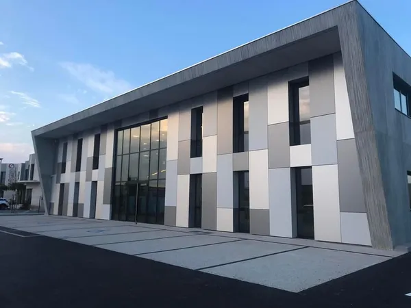 Narbonne, Croix Sud, superbe local à étrenner 48.06M2