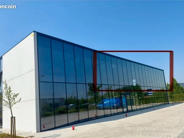 Bureau et espace de travail Location Comines 140m² 1933€