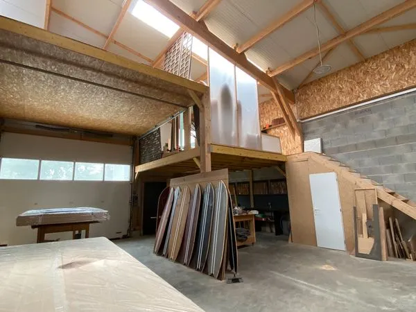 Local artisanal / stockage avec mezzanine bureaux — 178 m²