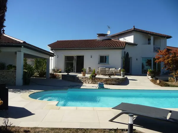 MONTBRISON SUPERBE VILLA CONTEMPORAINE AVEC PISCINE 208 m2