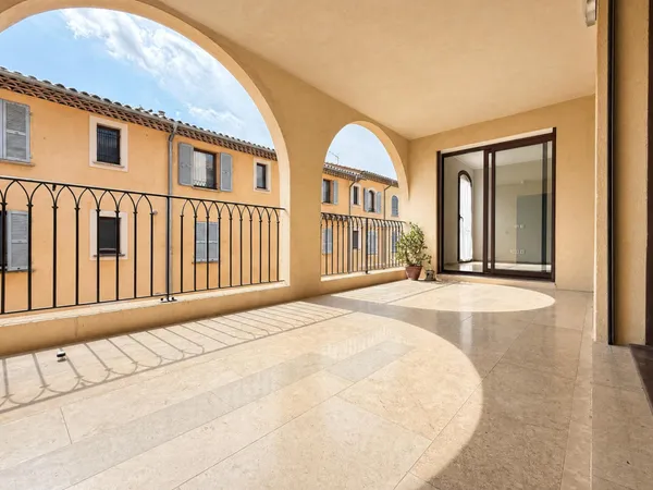 Exceptionnel 3 pièces de 111 m² en plein coeur de la zone piétonne, avec terrasse et stationnement, 