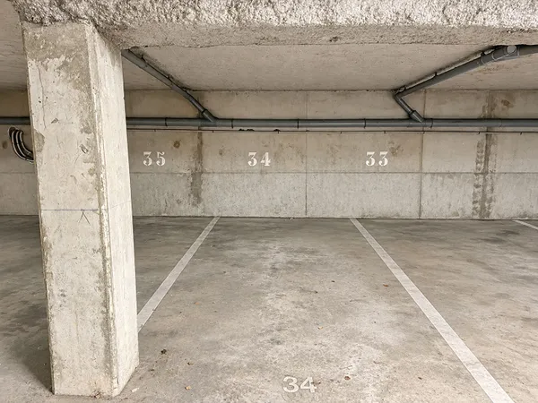 Place de parking en sous-sol, quartier Saint-Honoré, proche du centre-ville.
