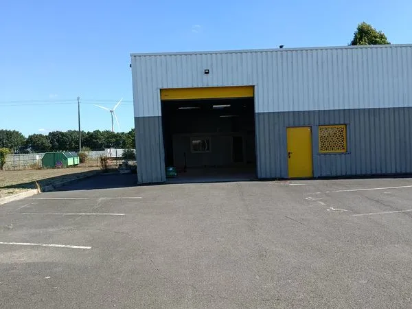 Local d'activité 300 m² - Idéal artisan, stockage ou logistique - La Remaudière