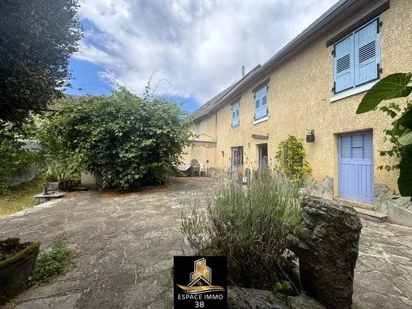 Maison individuelle avec dépendances et terrain attenant