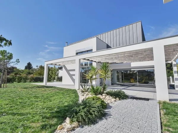 Villa de 215m2 sur terrain clos de 1500m2 4 chambres.