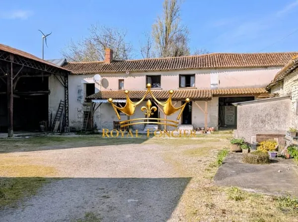 Ancien corps de ferme avec beaucoup de potentiel