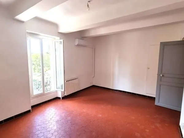 Lambesc à louer maison de village de 101 m² avec garage