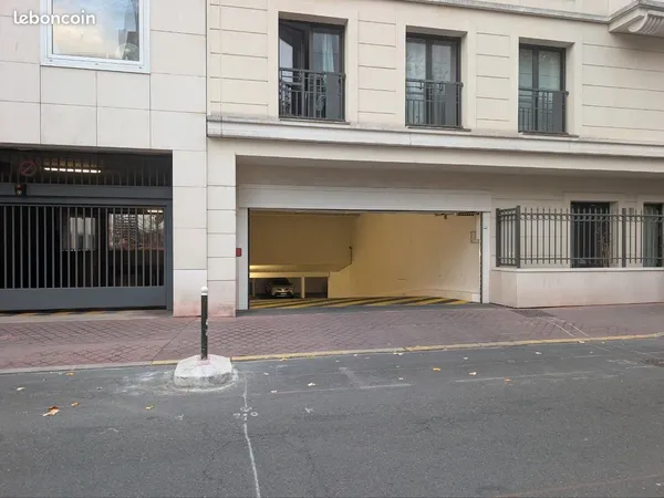 Place de parking dans immeuble sécurisé, quartier collange