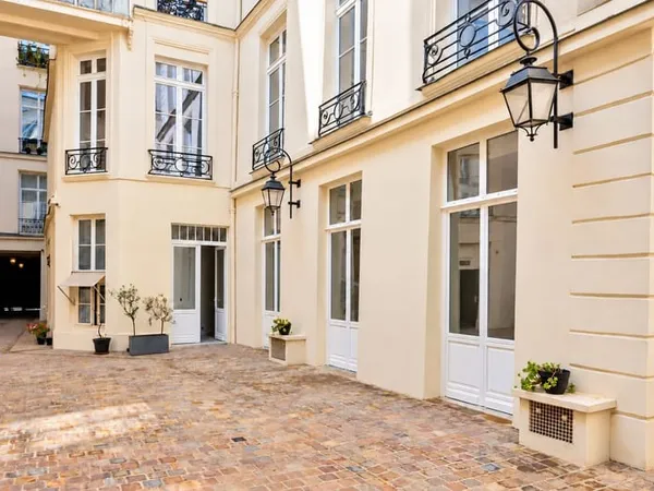 Un refuge lumineux sur cour, 2 chambres et généreuses annexes