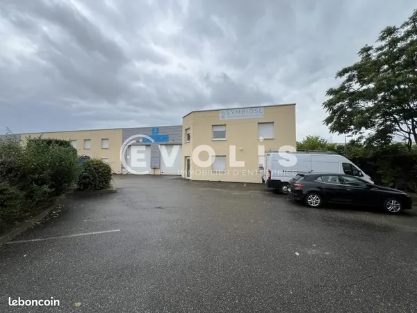 Local d'activité 744 m²