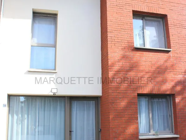 Magnifique semi-individuelle lumineuse offrant 4 chambres plus bureau, jardin, stationnement...