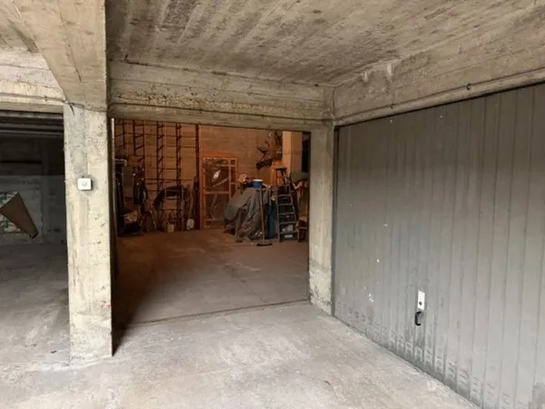 GARAGE SÉCURISÉ EN HYPER-CENTRE DE ROCHE-LA-MOLIÈRE