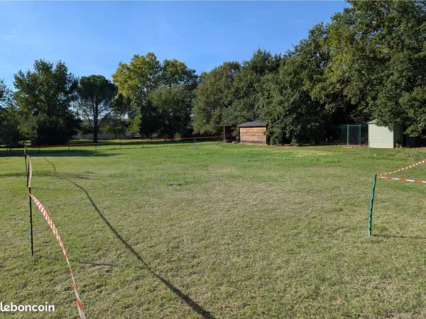 Beau terrain constructible et piscinable de 945 m2 à Foissac 30700
