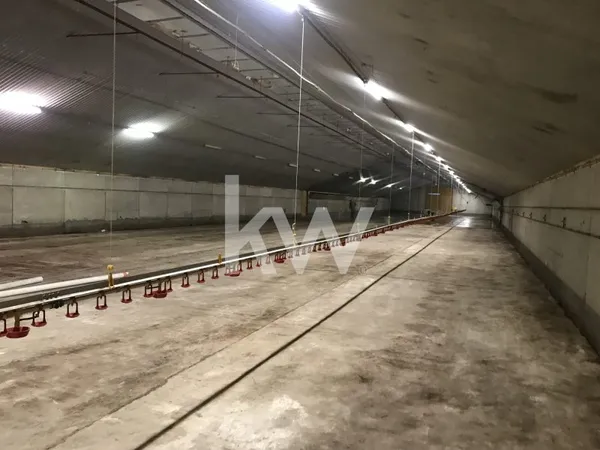 2343. local de stockage, proche autoroute