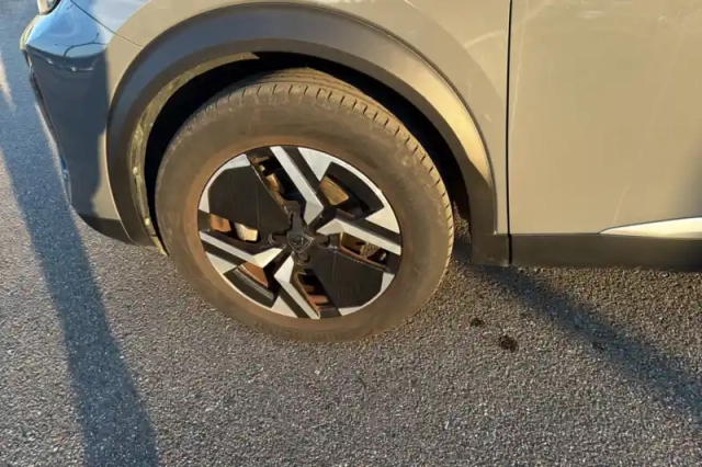 Peugeot 2008 hybrid 145 e-dcs6 — photo 13