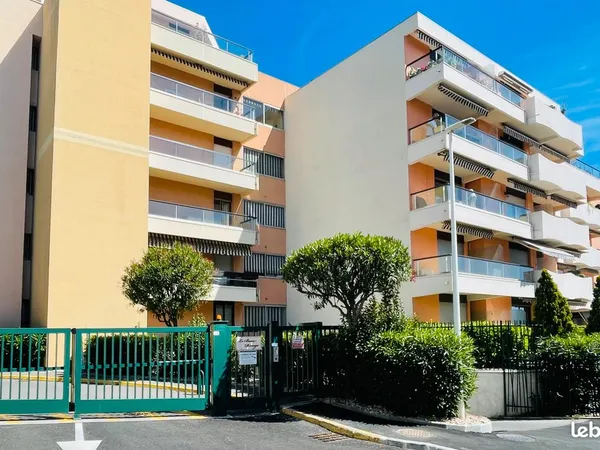 Appartement 2 pièces de 49 m² avec terrasse, jardinet, parking privé et cave - Piscine