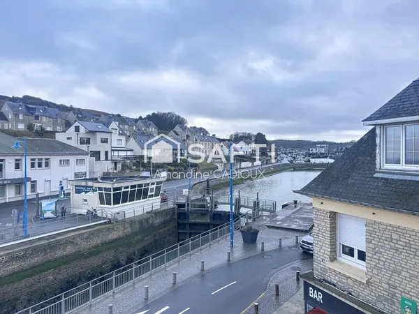 située à Port en Bessin avec vue sur la mer