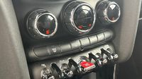 Mini Mini Cooper 136ch Edition 60 Years BVA7 109g — photo 15