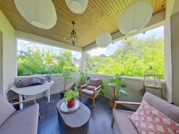 Maison familiale des années 30 avec jardin arborée et deux studios indépendants..