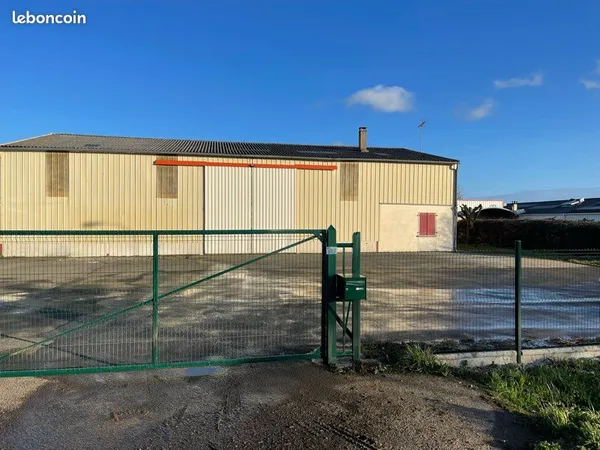 Bâtiment industriel dans zone artisanal mais pas commercial