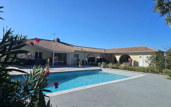 Maison contemporaine T6 avec piscine sur terrain 3292 m2