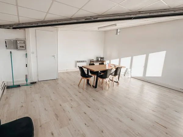 Bureau très clair 35m²