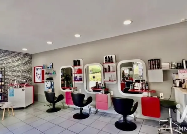 Local commercial 1 pièce 67 m²