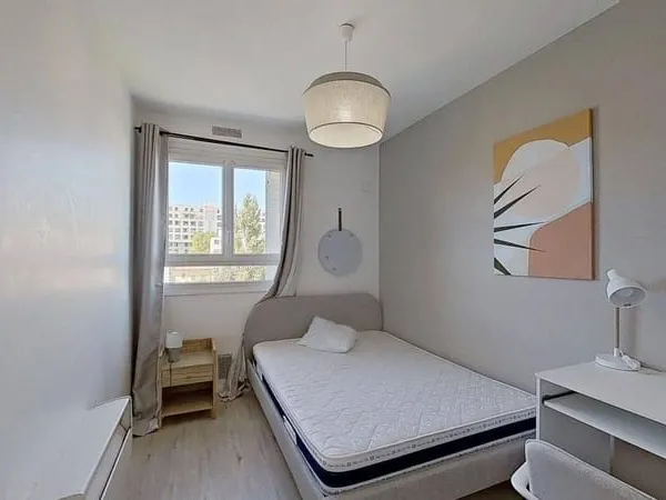 Studio 5 pièces 76 m²