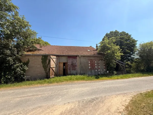 Ancienne grange à finir de restaurer 140m², 4 chambres, sur 1,2 hectares de terrain, 79 000 €