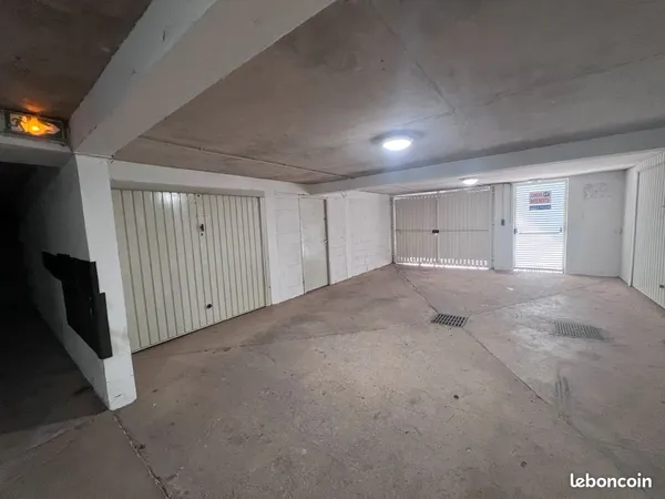 Grand garage