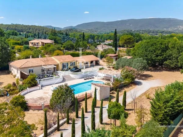 Villa de plain-pied avec piscine avec 5 000 m² de terrain
