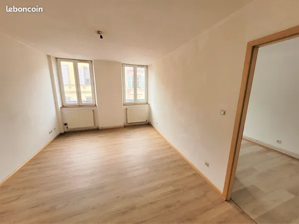 Superbe F3 de 75 m² rénové à neuf, première occupation, clim réversible, cuisine équipée, garage, vu