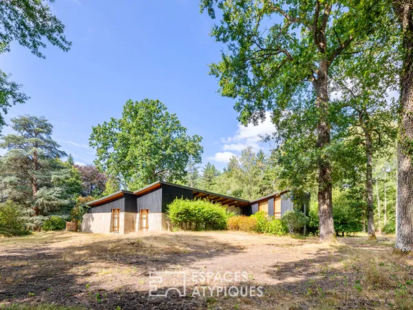 Maison d'architecte des années 70 au coeur d'un domaine boisé