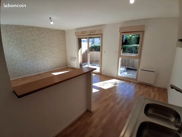 Vends appartement T3, 60 m2 à St Armel 35230, RDC avec terrasse 17 m2, garage fermé. DPE/ C, situé à