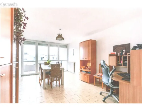 LYON 8 - T5 lumineux 92 m2 résidence calme, sécurisée, aérée et entretenue