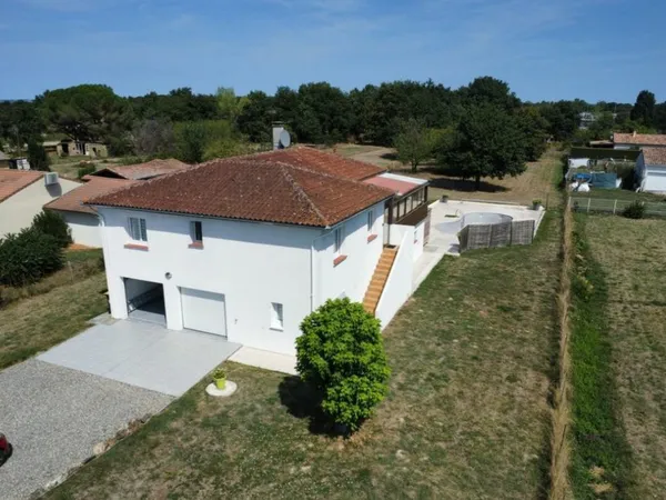 MAISON FAMILIALE RÉNOVÉE AVEC PISCINE ET TERRAIN CLOTURE